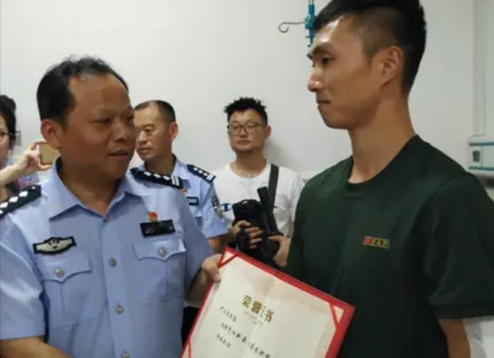 2019年，退伍军人尹文杰在抓小偷时，突然看到了小偷长相，他吃了一惊，赶紧松手，