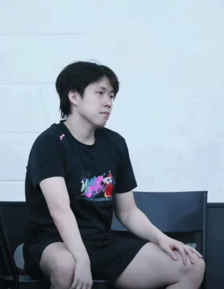 看到林诗栋输球后，王楚钦那无奈叹气的模样，瞬间破防。他明明还很年轻，却早已成为国