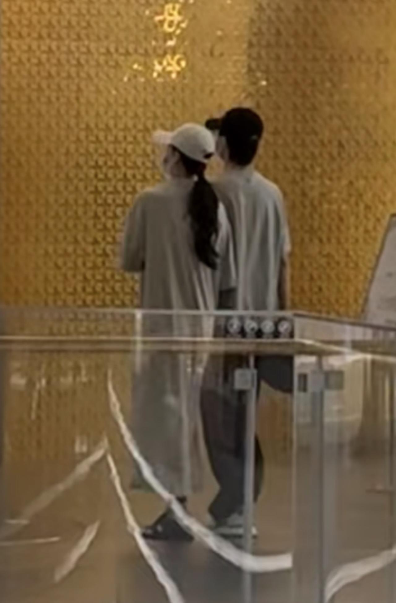 许嵩夫妇新婚后首现身！手牵手在深圳逛街好恩爱，冯禧衣着宽松疑怀孕。9月29日