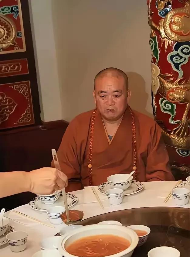 释永信大师看到桌上的菜感觉没啥胃口呢，这是怎么回事，和尚不是吃素么，难道这菜不合