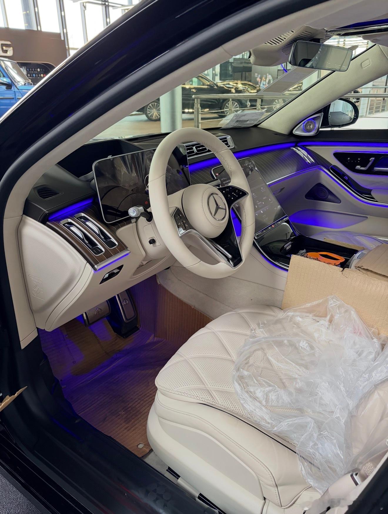 迈巴赫S680黑米80525款指导价3327000元全款优惠5万元，免豪车
