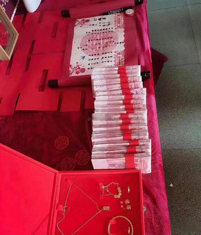 看到这一幕好心酸！父母这样的条件，有必要搞这么隆重的婚礼吗？