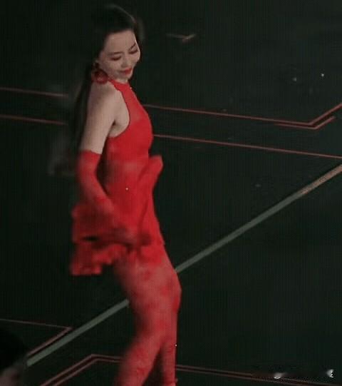 天后变“夜店女王”？观众真的买账吗？曾经唱功在线的实力派女歌手，最近深圳演唱