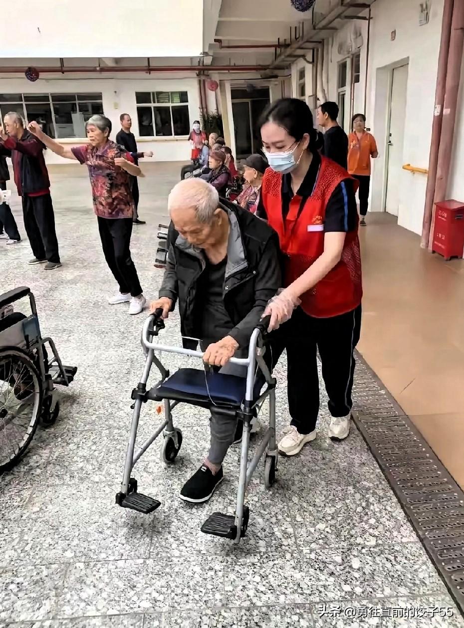 师生情深！72岁退休小学老师被女护工扇6个巴掌，拨通30年前学生电话…一石激起千