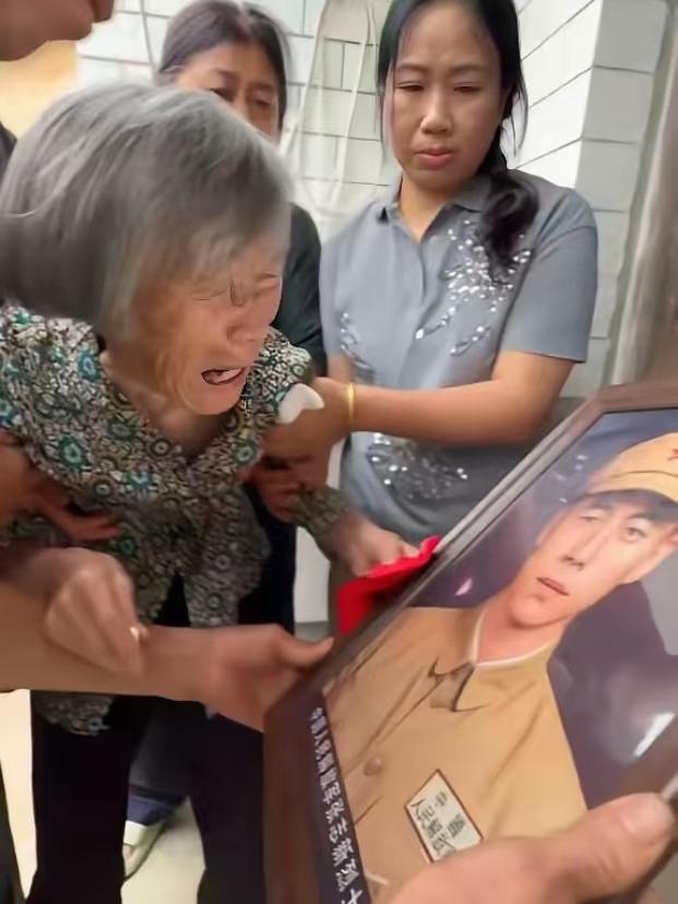 四川的一位93岁老人，在70多年前送别了新婚不久的丈夫，一别就是永别，她的丈夫牺