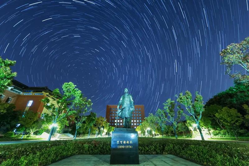 一个好校长就是一所好学校没错，但是一个好局长才有一群好校长。目前大部分地方局长都