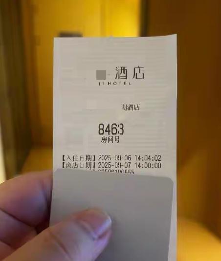 江苏南京，男子和女友入住某酒店463房间，一晚价格430元。晚上八点半，男子穿着