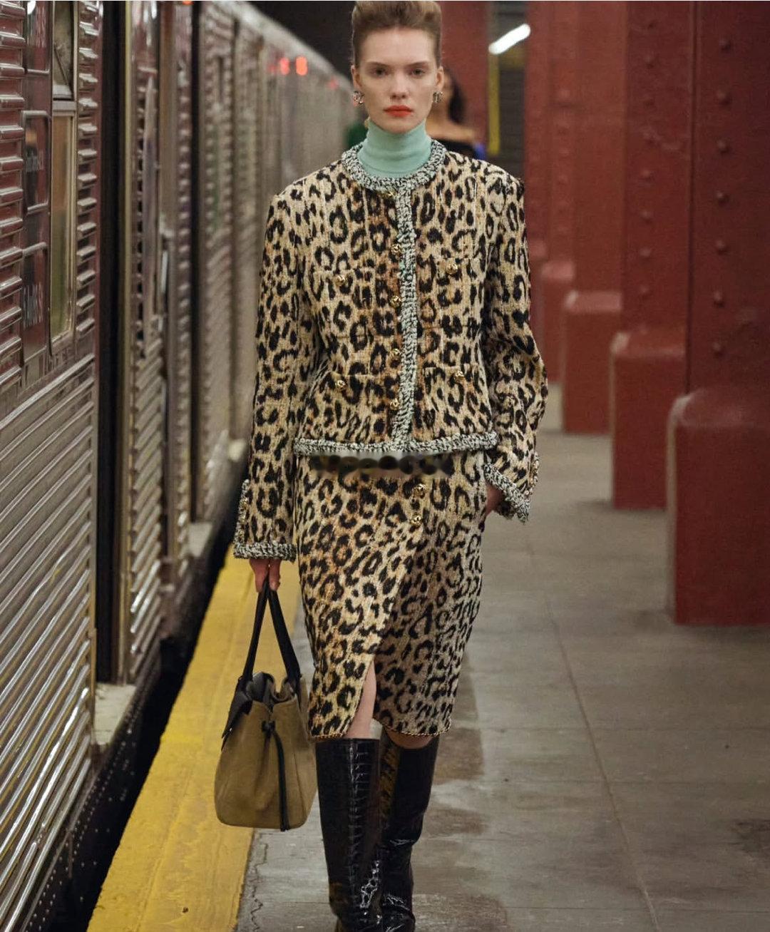 风格大赏｜大秀直击香奈儿将2026早秋工坊系列大秀搬到纽约地铁站，在人群与列