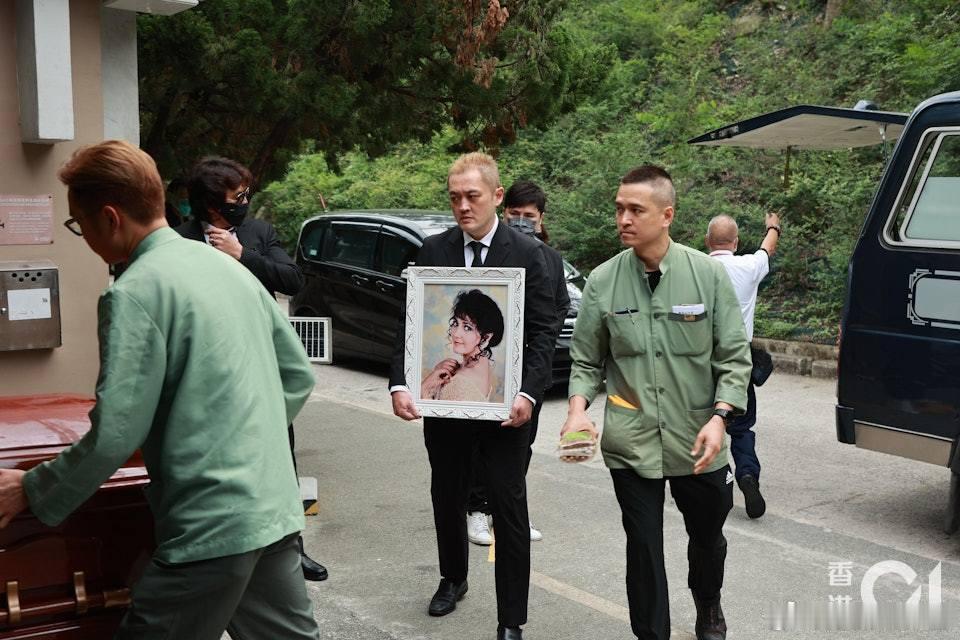 資深藝人施明早前因病離世，今日（23日）於大圍寶福紀念館舉行出殯大殮儀式。靈堂內