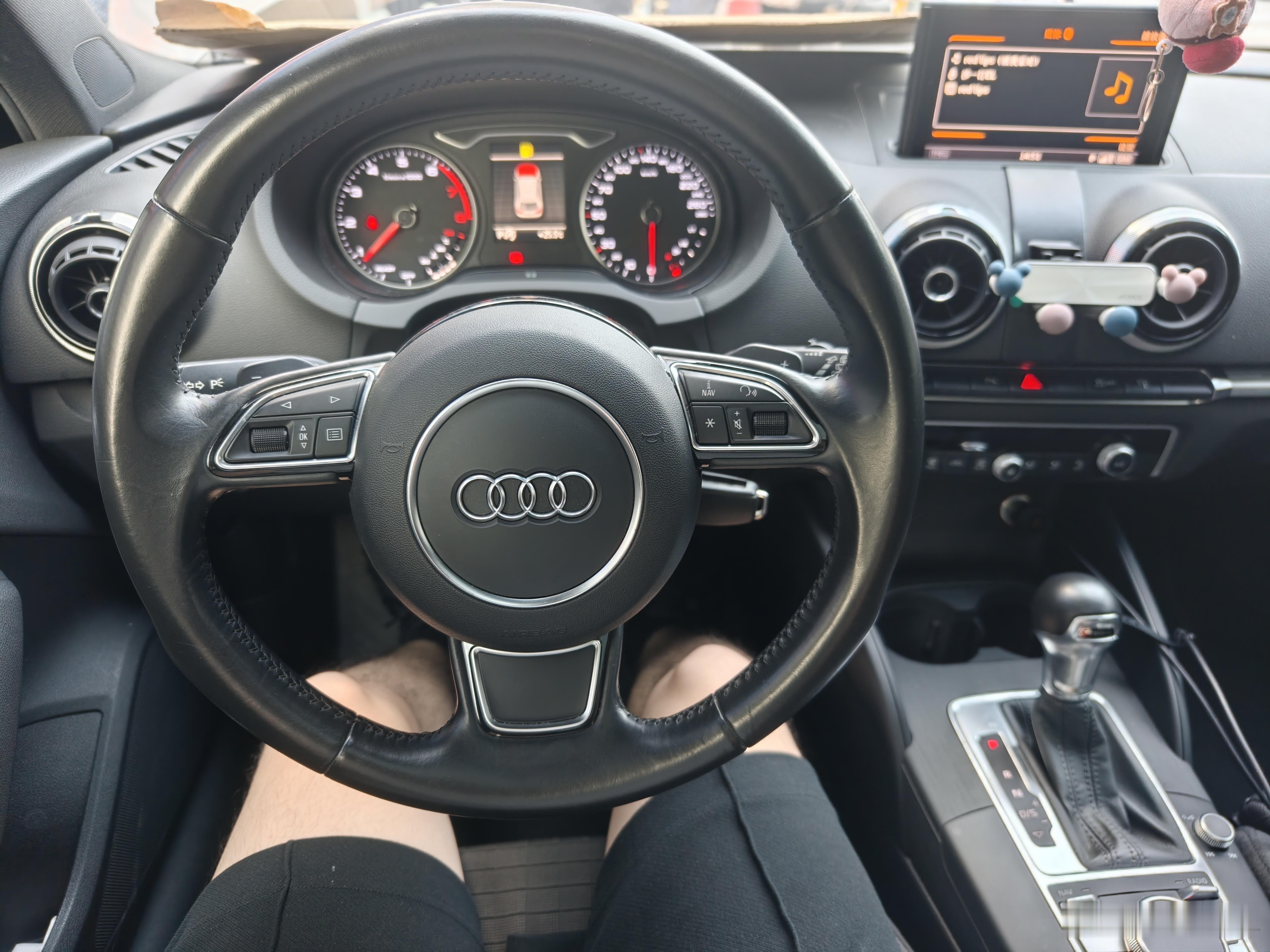 来帮朋友看一辆2.0ta3，这车坐起来比s3要好不少，据说驾驶感受也比s3好，