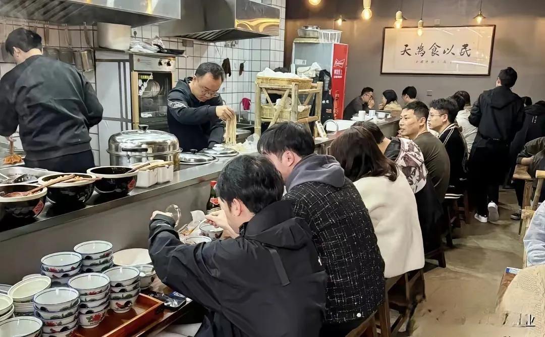 市面面条售价走高，徐州网红面馆3元管饱，能撑多久？当下物价持续上涨，吃饭开销