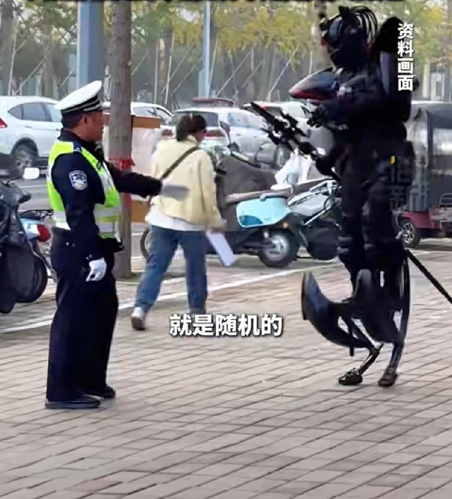 奇葩！12月3日，河南郑州有网友分享一男子穿着自制的“机甲服装”送外卖，全程连蹦