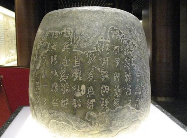 1948年底，蒋介石败走台湾，因为飞机超载，只得丢下10块大石头，没想到，这10