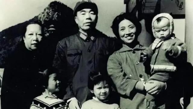 1951年4月，曾泽生率部从朝鲜撤回国，不久在北京受到了毛主席的召见。结果见完毛