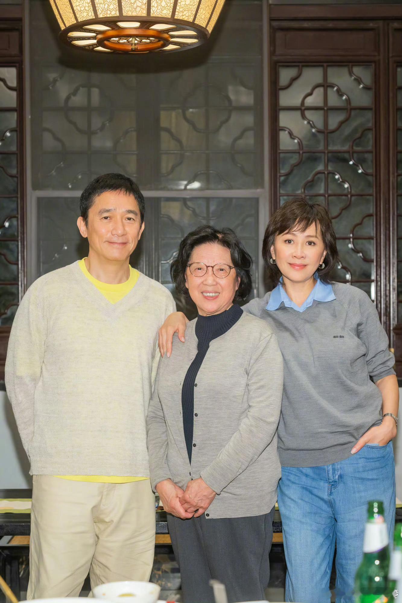 亮色的内搭好显年轻呀刘嘉玲带梁朝伟回苏州老家