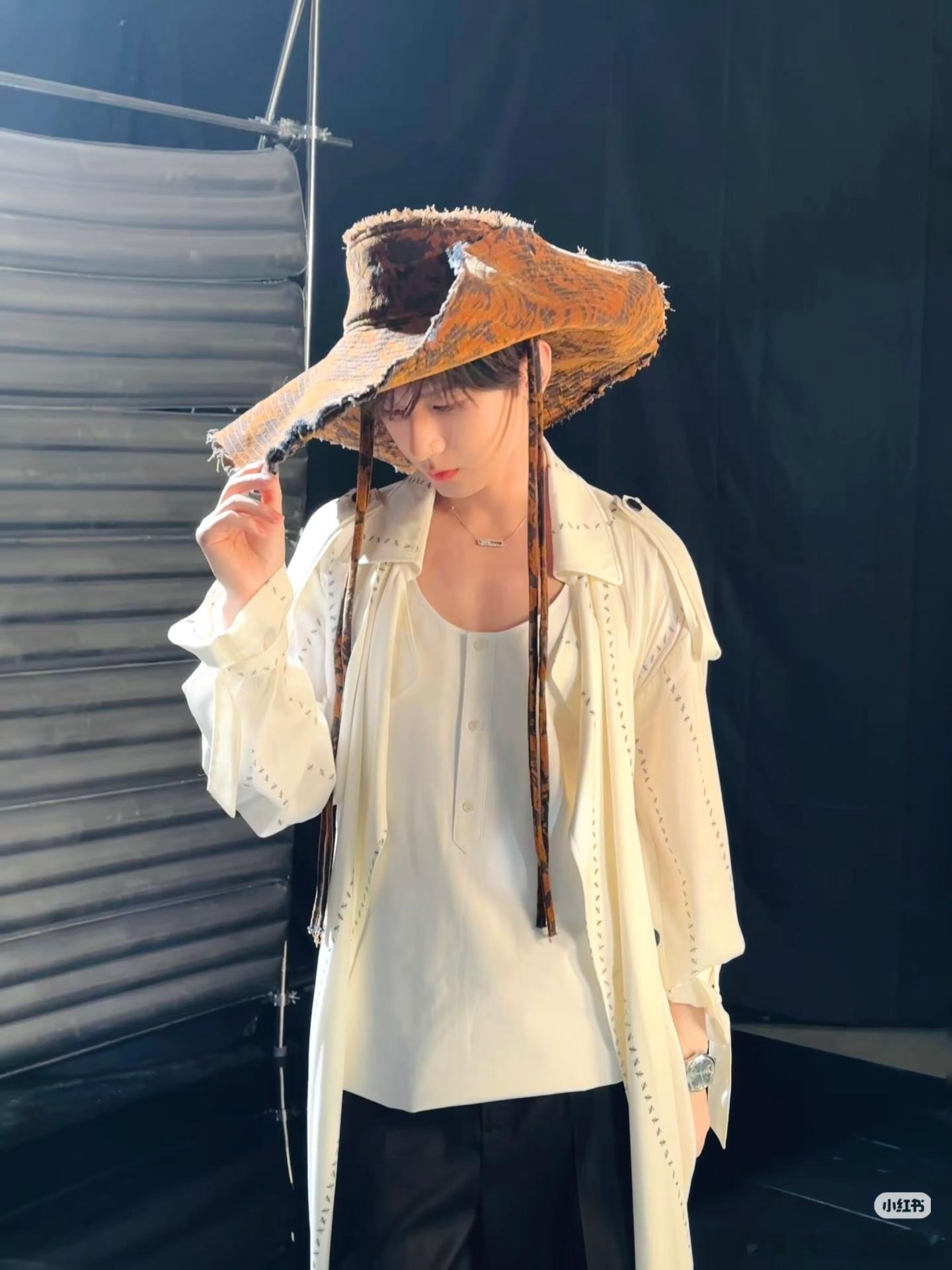 老e这套写真比小猴子那套还自嬷。这是谁的“老婆”?