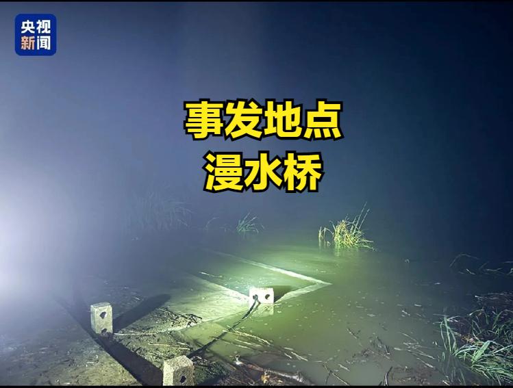 环江15人皮卡车坠河，当地网友透露，拉的一群务工民工，去村后山上林场做工，最近一