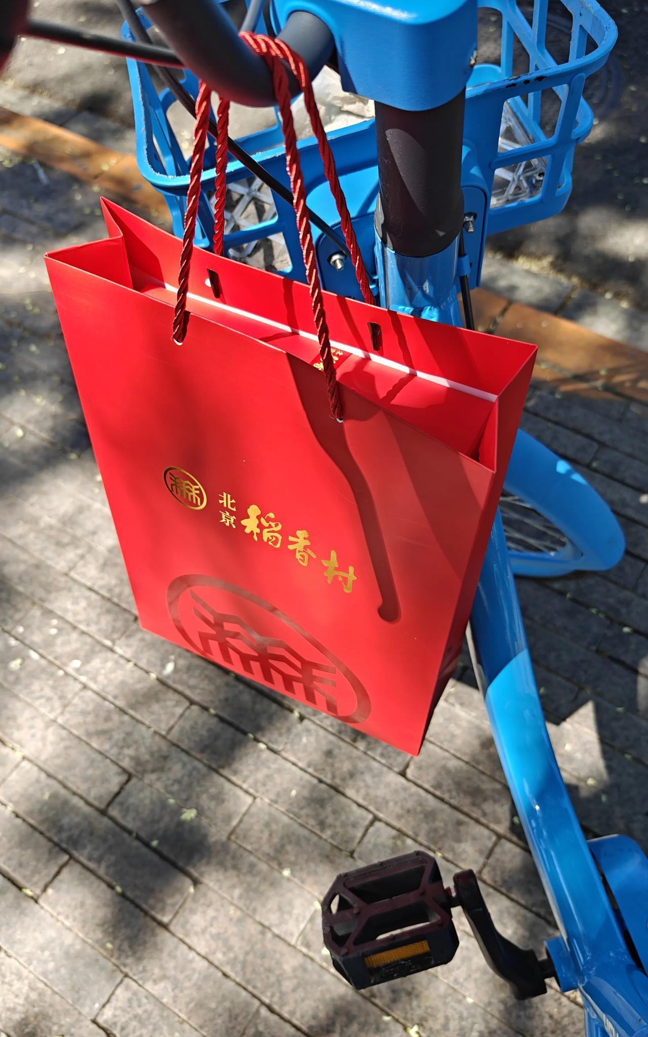 上午出去买了盒稻香村的点心，北京可热得很呢！原本打算买完点心先放回家，再去早市