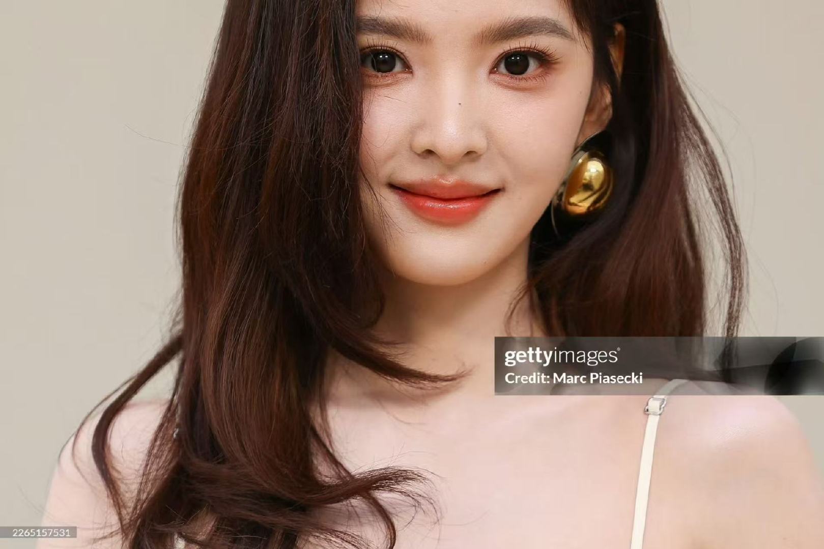 章若楠巴黎美的好权威这次巴黎之行的造型很适合章若楠！美的太权威了~章若楠