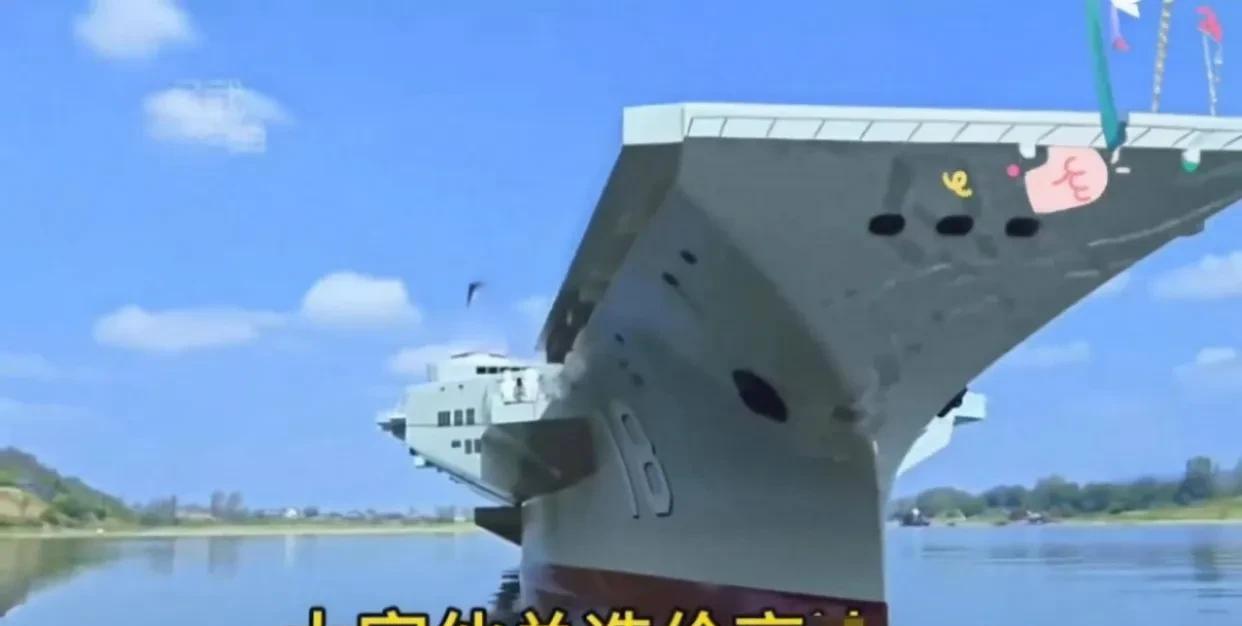 航母、潜艇、飞碟快艇，皆为全手工打造，果真是高手在民间啊。自己掏钱、自己设计、