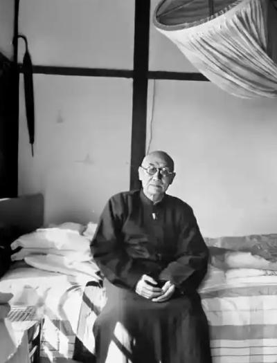1960年，阎锡山死在台湾荒山，身边只剩一条狗；他曾带去几十箱黄金，到死才知那不