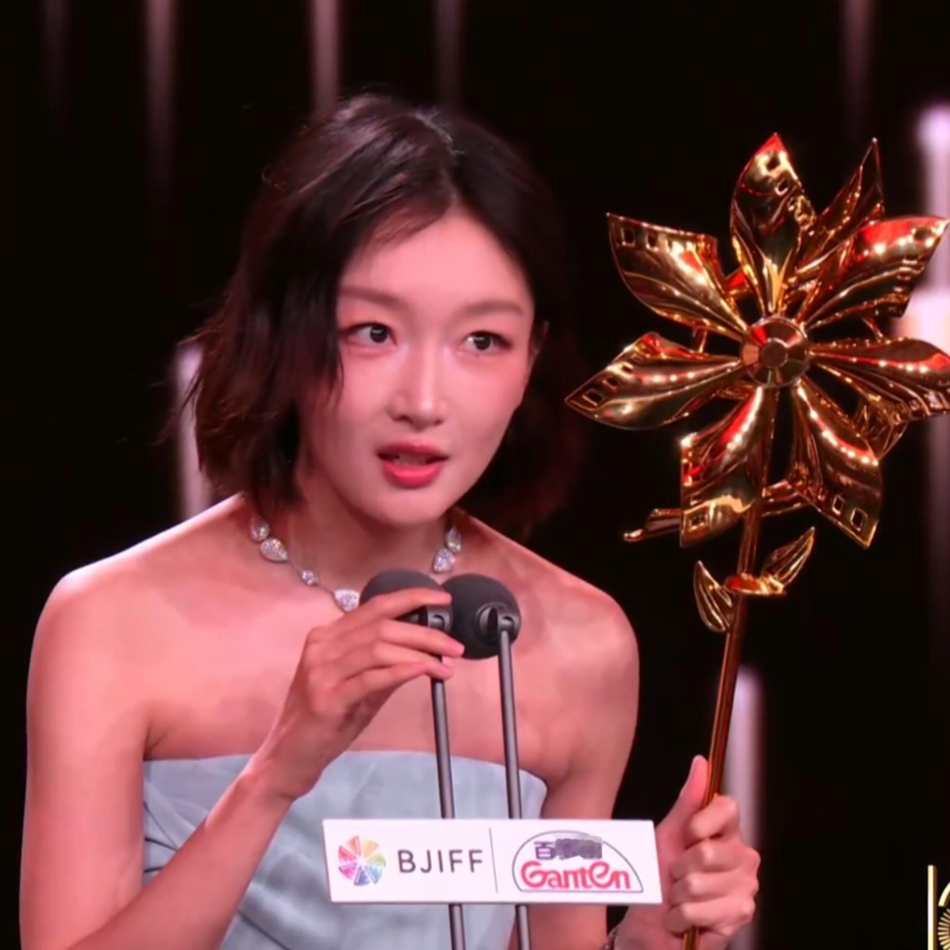 周冬雨粉裙短发这套短发造型确实好看，有人说像薄巧冰淇淋。她站在台上说“共赴电影