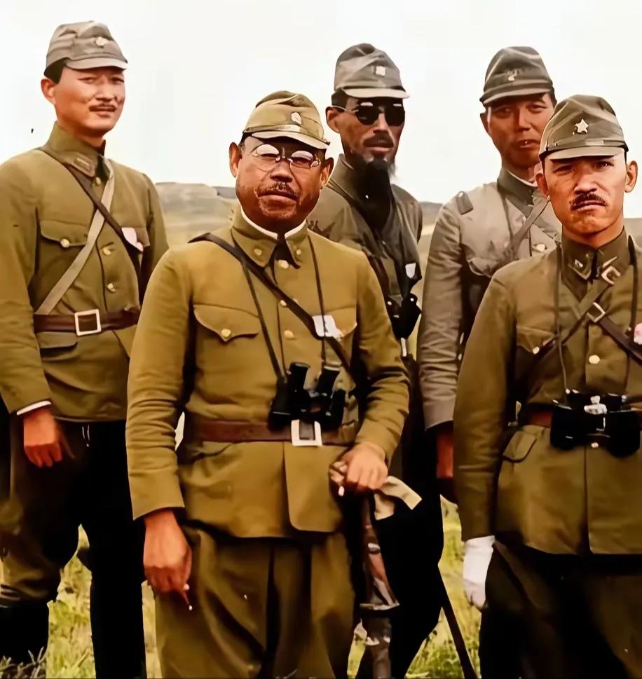 这是一张日本鬼子的真实影像，绝非电视剧剧照。照片里的这些日本鬼子，都是团军官级别