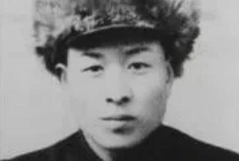 1941年,八路军战士郑希和执行任务归来歇脚，竟撞见8名日军追逐农妇，他默默打开