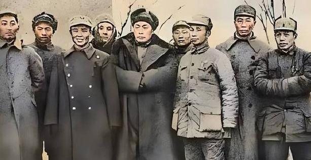 1941年，新四军重建，刘少奇担任新四军政委，陈毅说：“我是新四军军长，你要服从