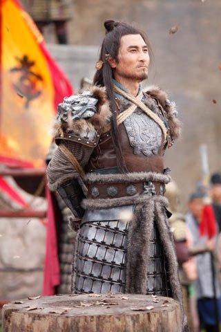 “单雄信被押赴刑场时，突然蹲下系鞋带”：众人讥笑他怕死腿软，直到2024年洛阳出