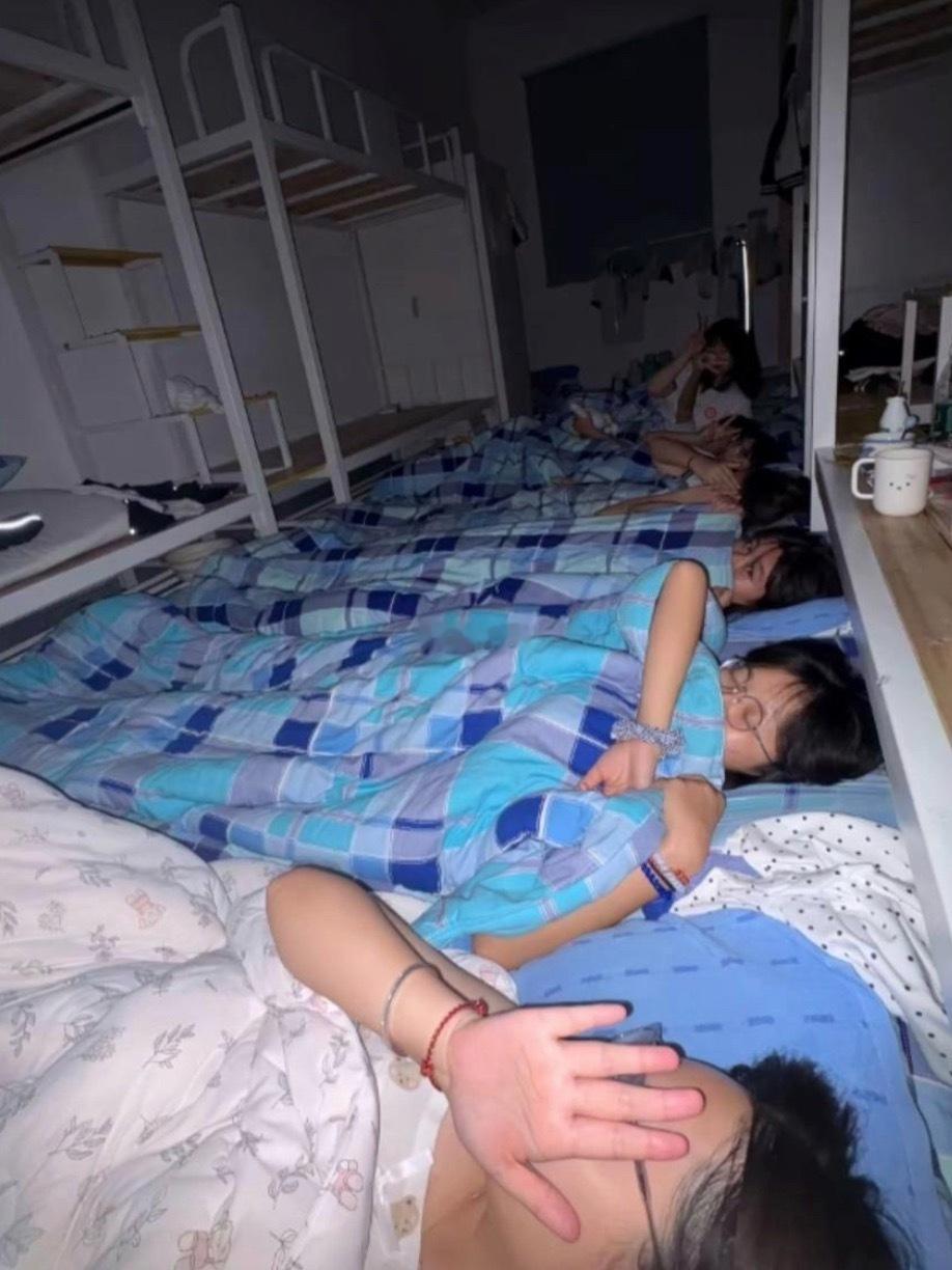 在地上睡是为了凉快