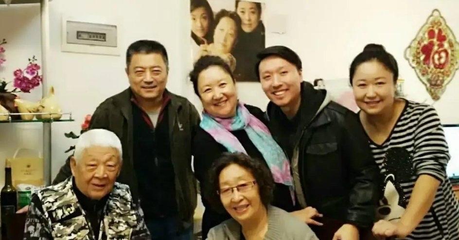 彭玉一家里有居然有六个演员，大女儿和大女婿在《大宅门》里母子。一家人除了外孙