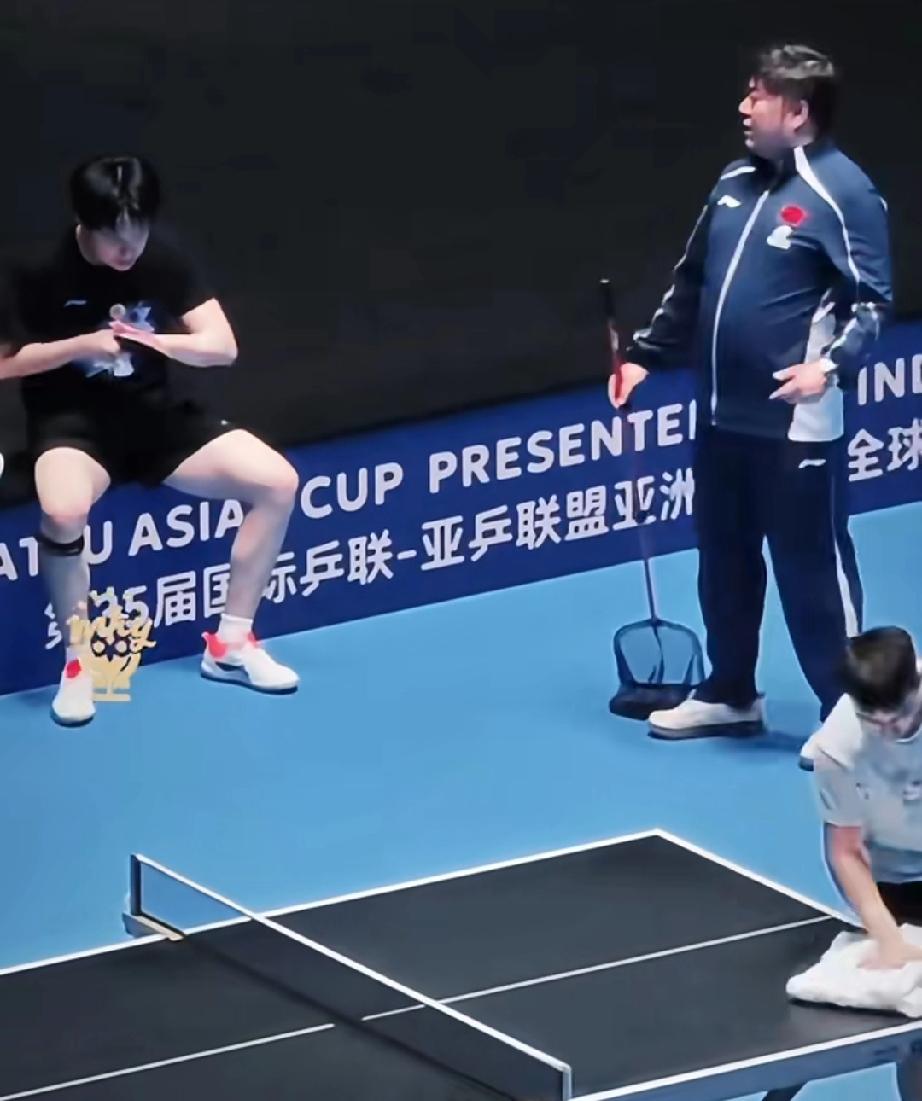 王楚钦来亚洲杯主场馆适应训练，旁边孙逊指导在帮助指导，网友直呼，这不就是名牌吗？