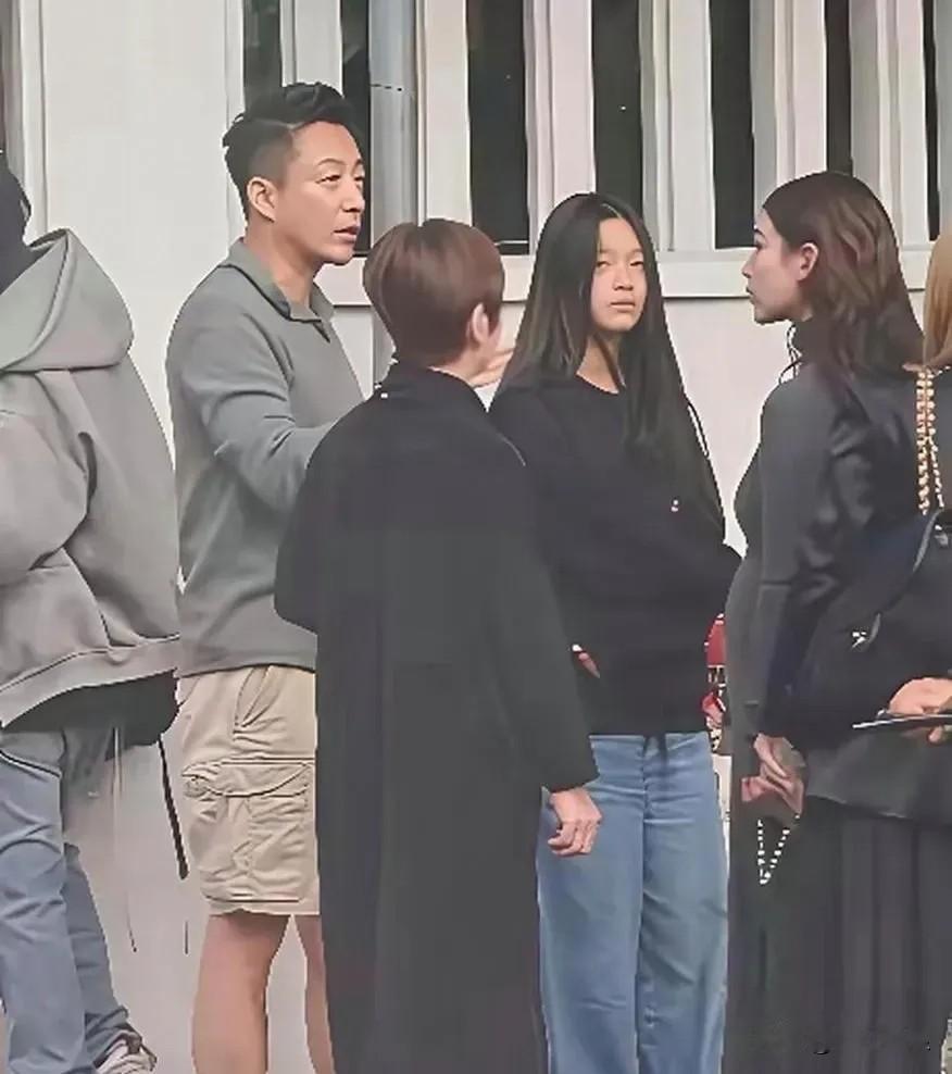 大家都散了吧还是别期待了吧小玥儿长得根本不像大S，正脸和汪小菲一模一样，只是