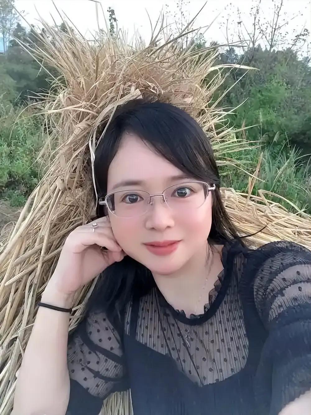 周君红在美国大言不惭地甩出了一纸反华声明，要求中国政府退还她父系、母系在旧社会做