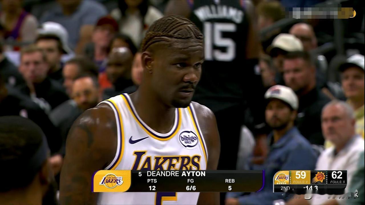 湖人当家中锋艾顿真是太不懂事了！在今天湖人客场挑战太阳的上半场比赛中，艾顿面对旧