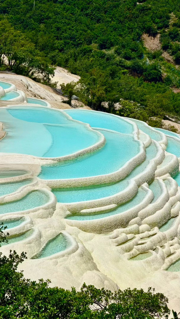 香格里拉，值得去n多次的地方，个人觉得独克宗古城很难逛，到处都是新修的楼，交通拥堵电瓶车五菱mini