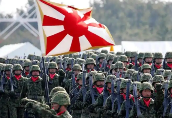 日本现在是不是在备战？直接说答案，很有可能。现在日本的国运衰落速度快得惊人，日本