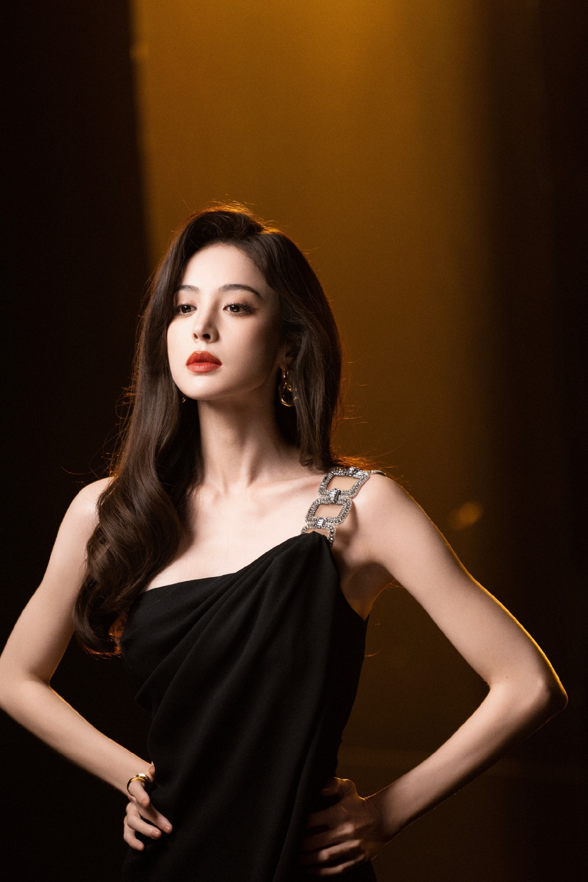 娜扎：法伯丽×时尚芭莎大片，黑色绝美。娜扎