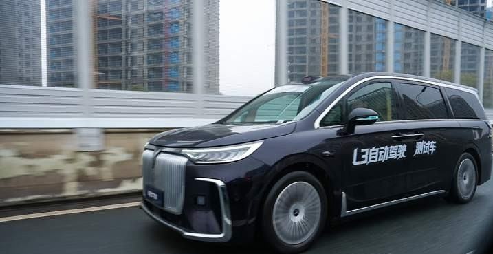 MPV开始跑高速了，车企悄悄把L3装上车，普通人离“放手开车”不远了