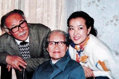 2008年，著名导演谢晋去世，刘晓庆手提一个黑色塑料袋出席他的葬礼，谢晋的妻子徐