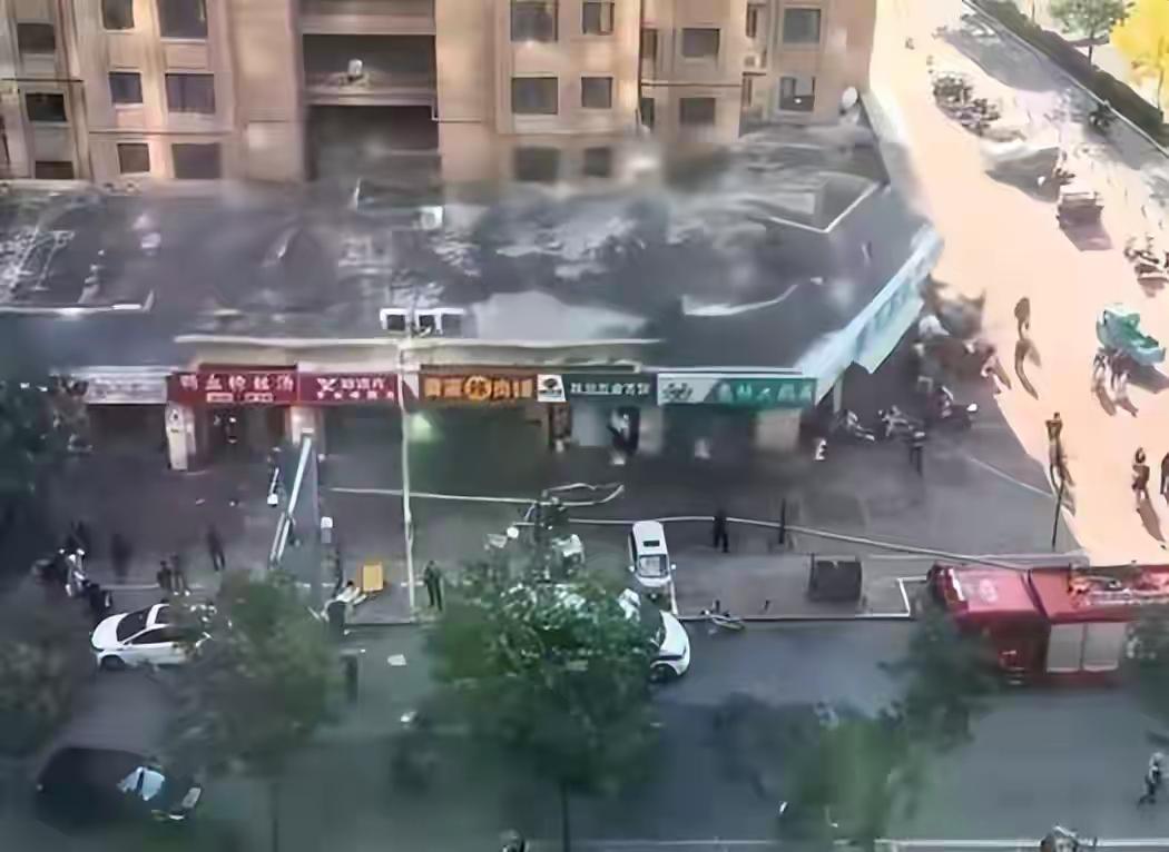 济南一餐饮店爆炸，现场狼藉引关注10月29日上午，济南华山珑湾一居民楼底层