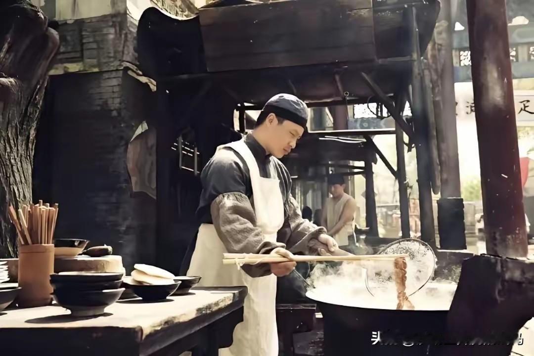 1943年，一侦察员被伪军追捕时崴了脚，跑又跑不动，藏又没地藏。突然，旁边炸油条