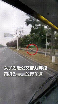 “上人民日报了！”1月23日，四川成都，一女子想要回家，远远的就看见要坐的