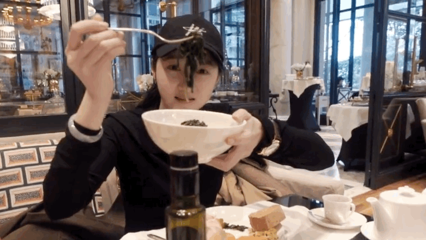 关晓彤在米兰一顿饭撑两天关晓彤站在米兰街头开始化妆关晓彤米兰行程曝光！街头就地