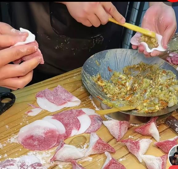 看看广州现场制作点心的视频截图，证明广州人饮早茶食的点心是有现做的，不是预制的，