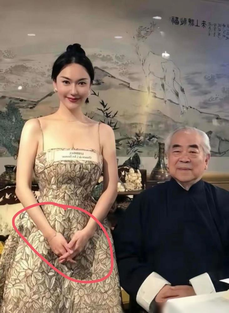 翻了翻87岁范曾的小娇妻徐萌的底细，不扒不知道，一扒吓一跳，这姑娘不光有17