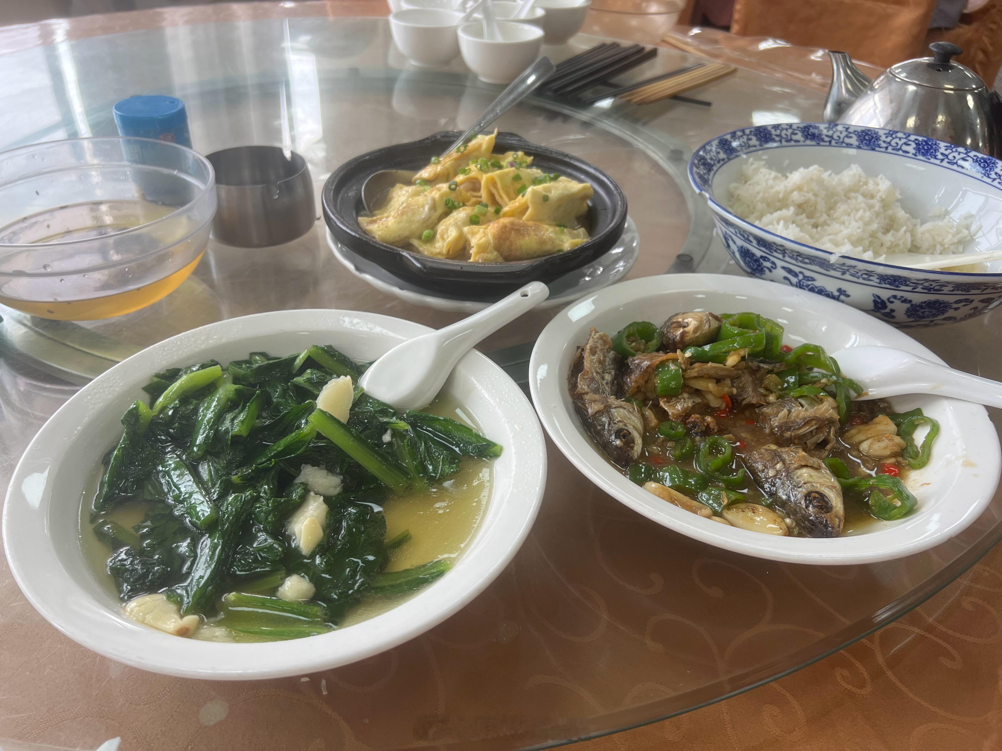 万绿湖景区出来，在这家店吃饭，说真话蛋饺煲做得太差了，蒜蓉炒油麦菜一滩水，哎，真