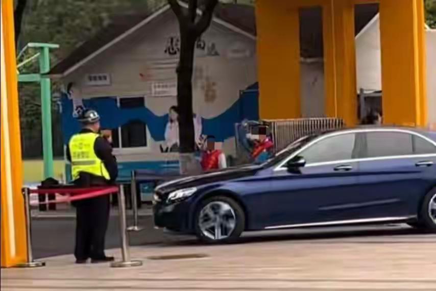 -当我们看到一则新闻：小学老师开车进校，学生们纷纷敬礼，阅读量飙升至102万。这