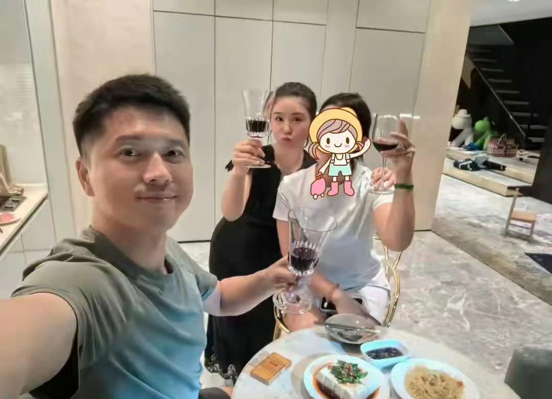 王雷和李小萌在家喝酒抽烟，没红毯光环，就俩老友窝沙发上碰杯。最难得是戏红这么多年